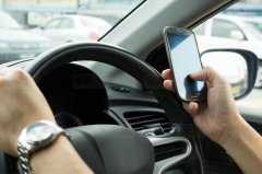 <b>调查：半数加拿大人承认开车时用手机天辰直属</b>